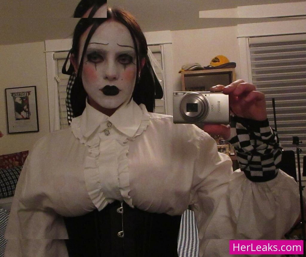 Billie Eilish - Image 365