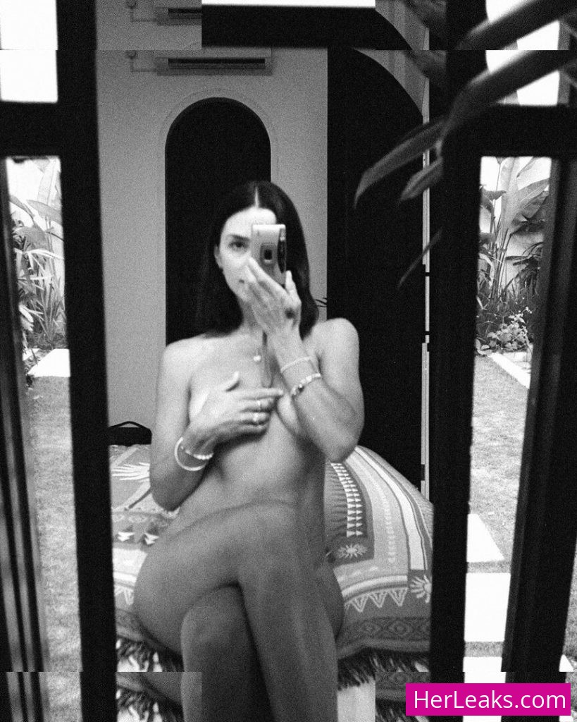 Elayna Carausu - Image 34