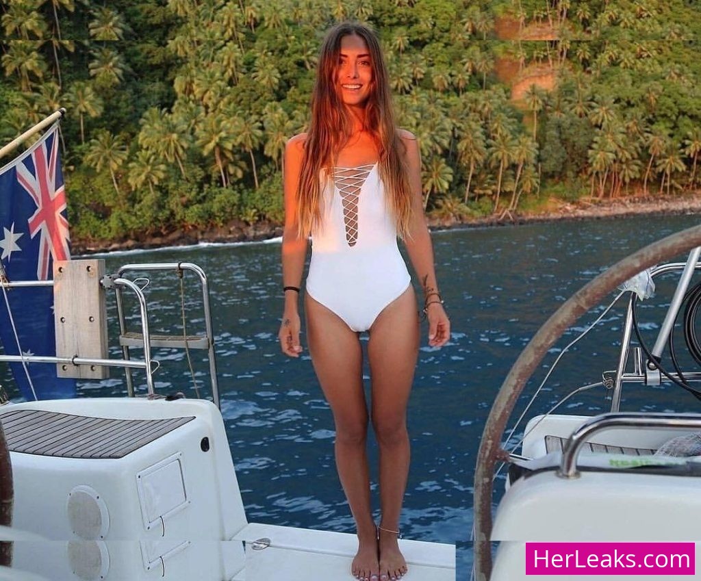 Elayna Carausu - Image 10