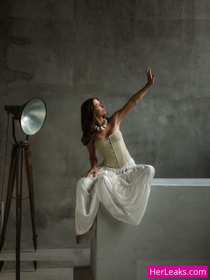 Elayna Carausu - Image 48