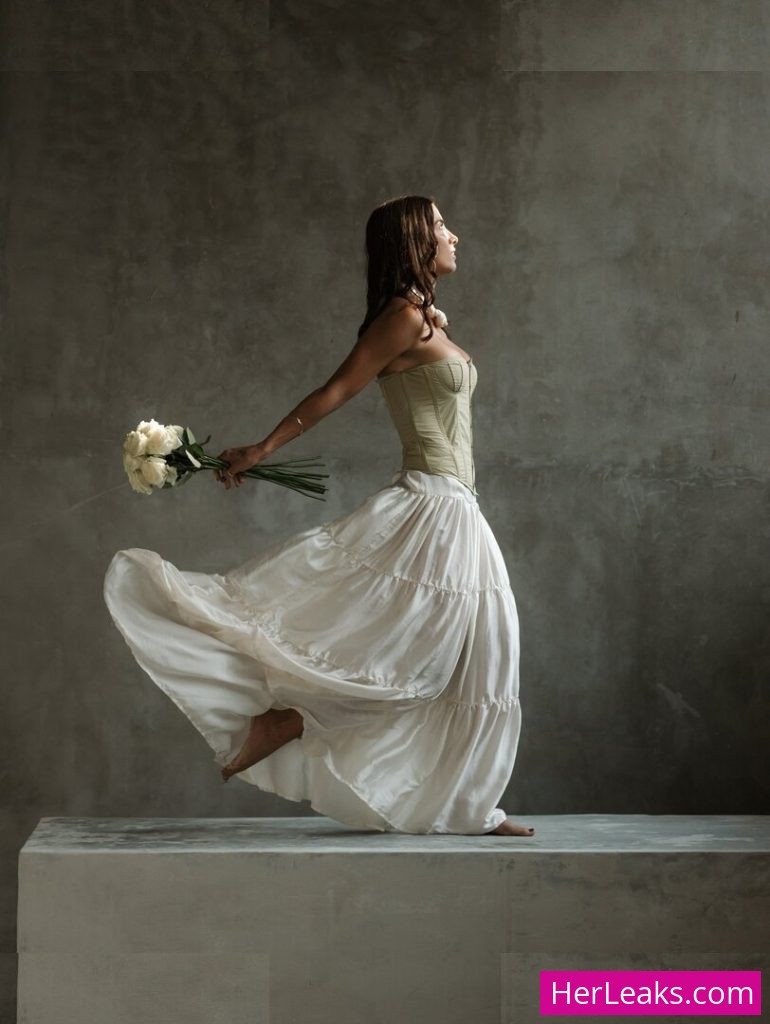 Elayna Carausu - Image 47