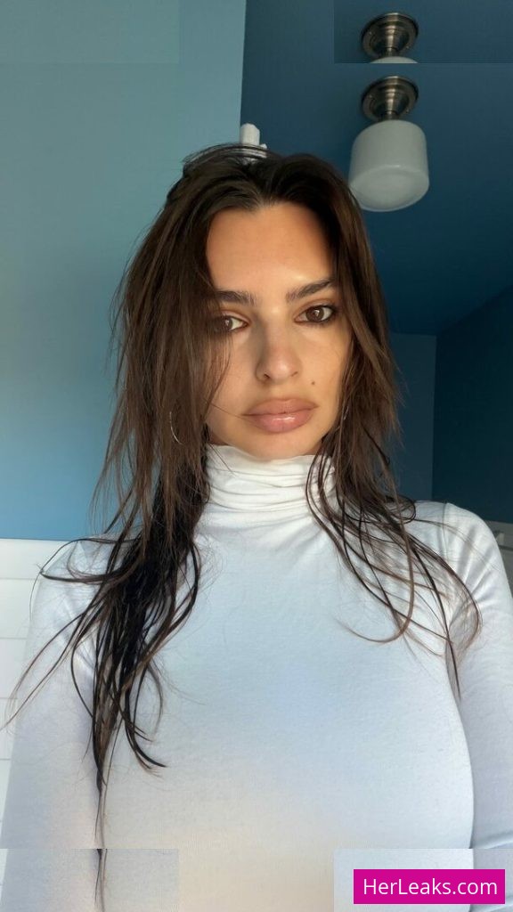 Emily Ratajkowski - Image 1