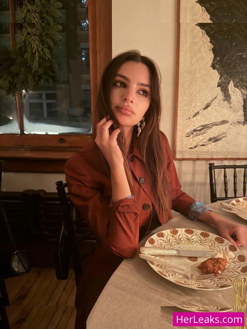 Emily Ratajkowski - Image 368