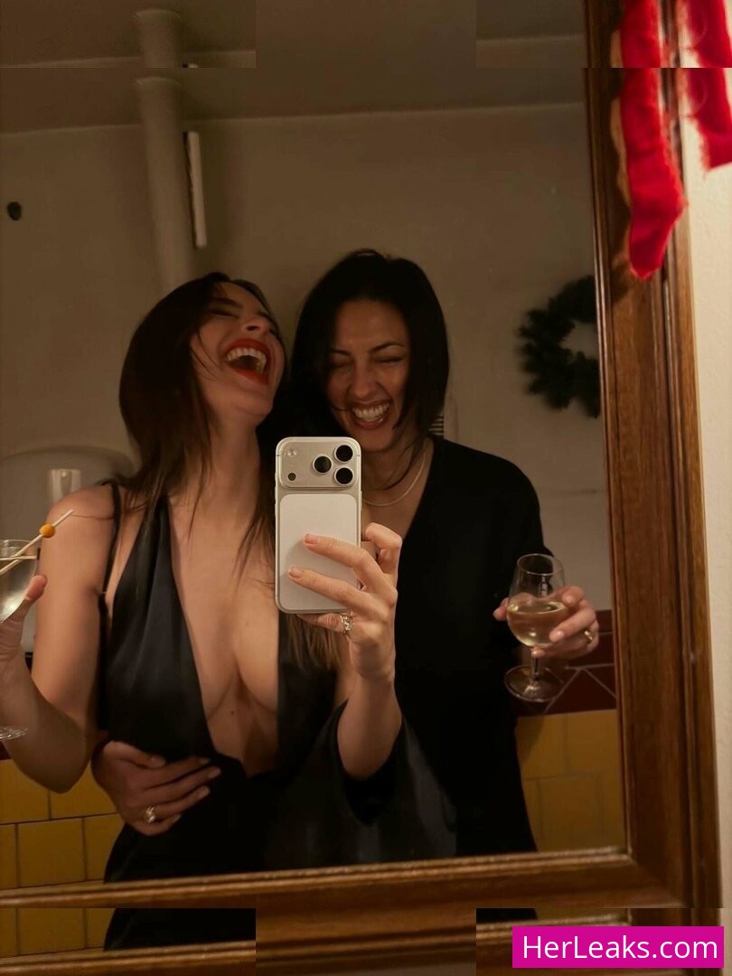 Emily Ratajkowski - Image 366