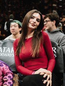 Emily Ratajkowski - Image 527