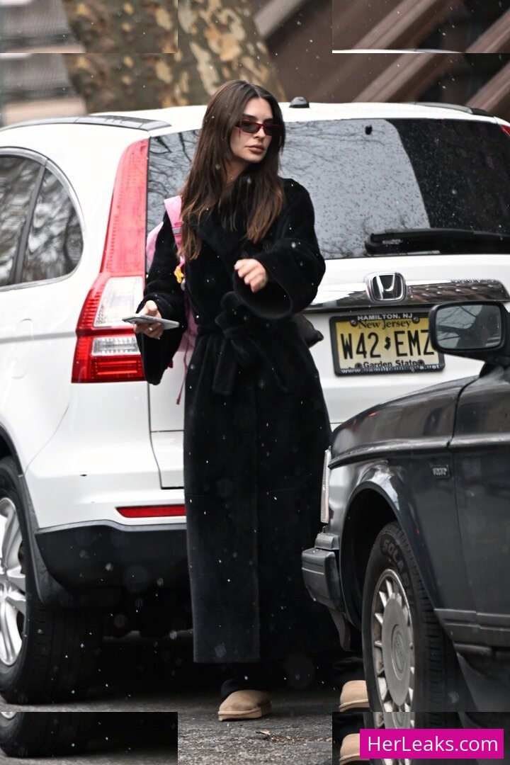 Emily Ratajkowski - Image 320