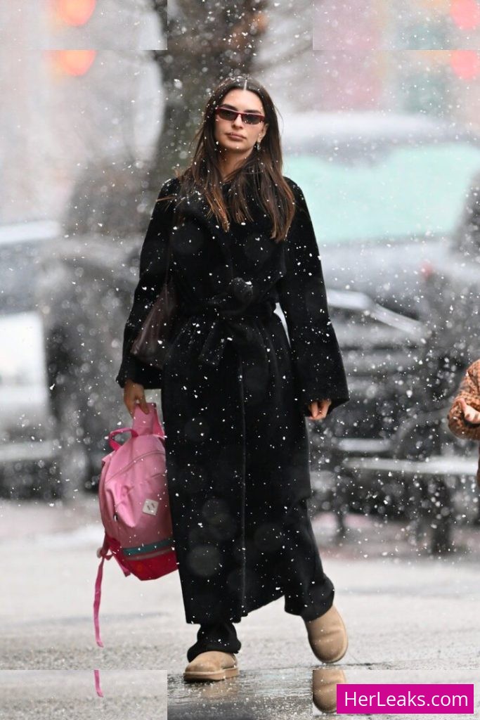 Emily Ratajkowski - Image 300