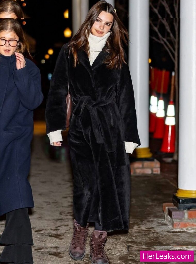 Emily Ratajkowski - Image 250