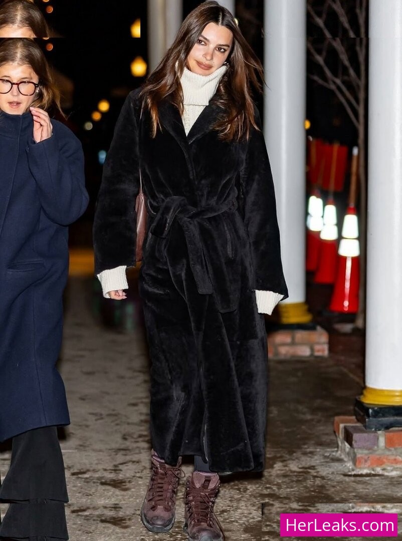 Emily Ratajkowski - Image 250