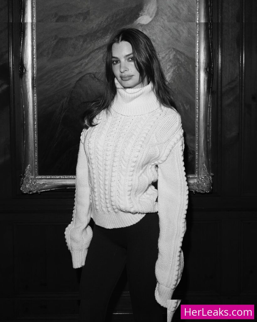 Emily Ratajkowski - Image 248