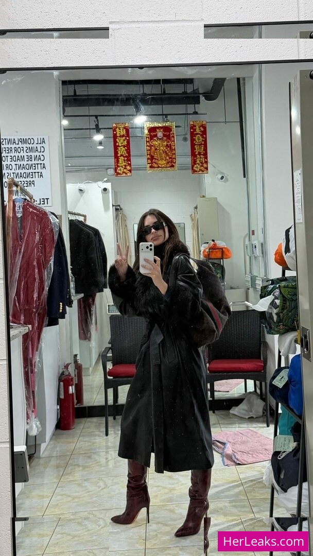 Emily Ratajkowski - Image 186