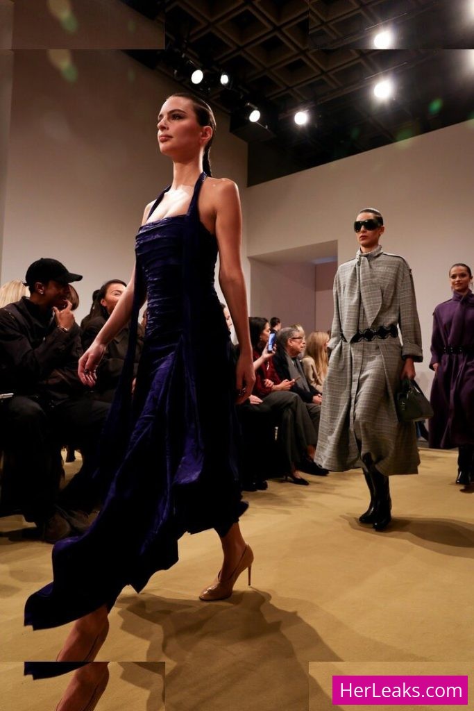 Emily Ratajkowski - Image 160