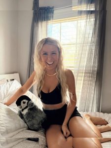 Hailey Welch - Image 92