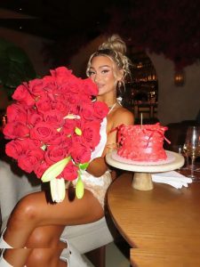 Izzi Dame - Image 360