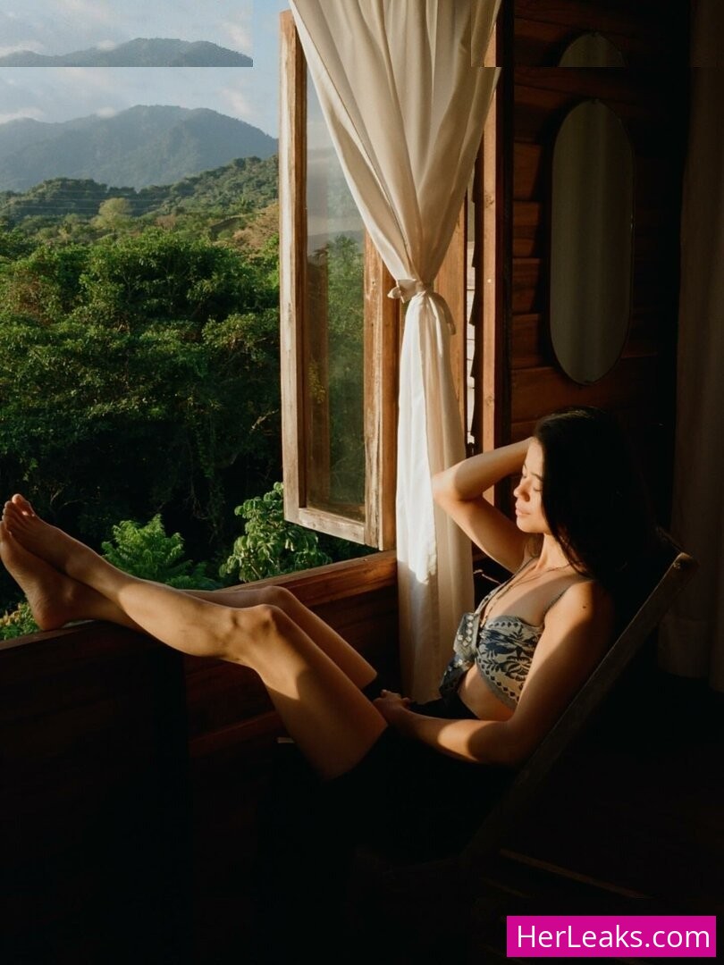 Leah Lewis - Image 14
