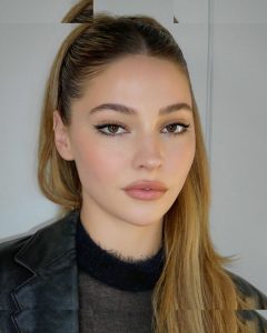 Madelyn Cline - Image 378
