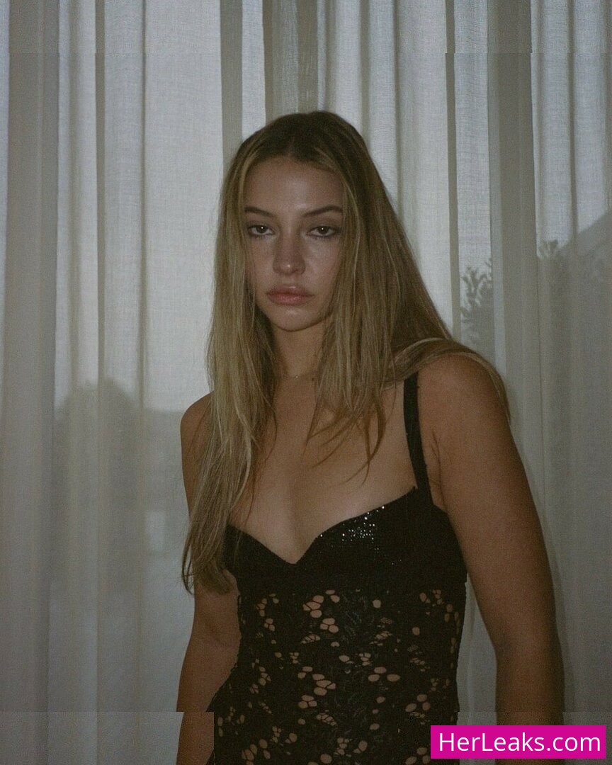 Madelyn Cline - Image 183