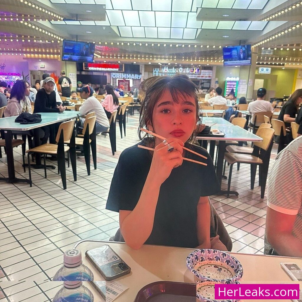 Malina Weissman - Image 306