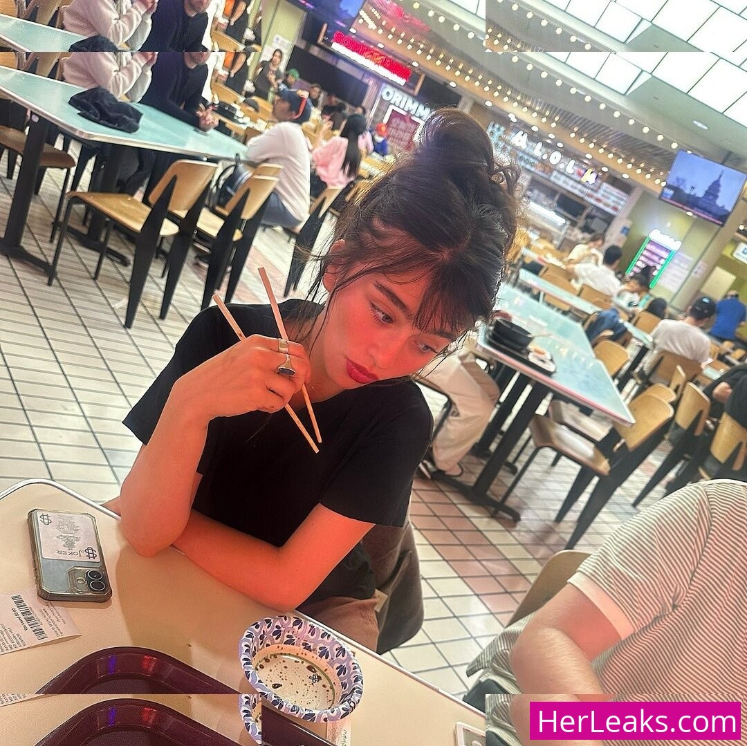 Malina Weissman - Image 304