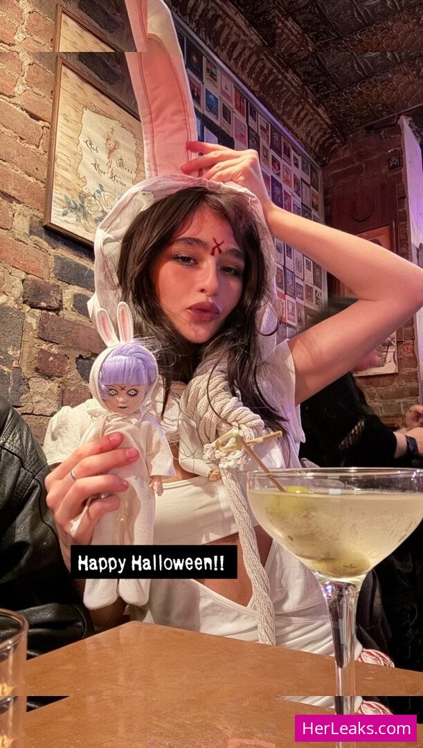 Malina Weissman - Image 302