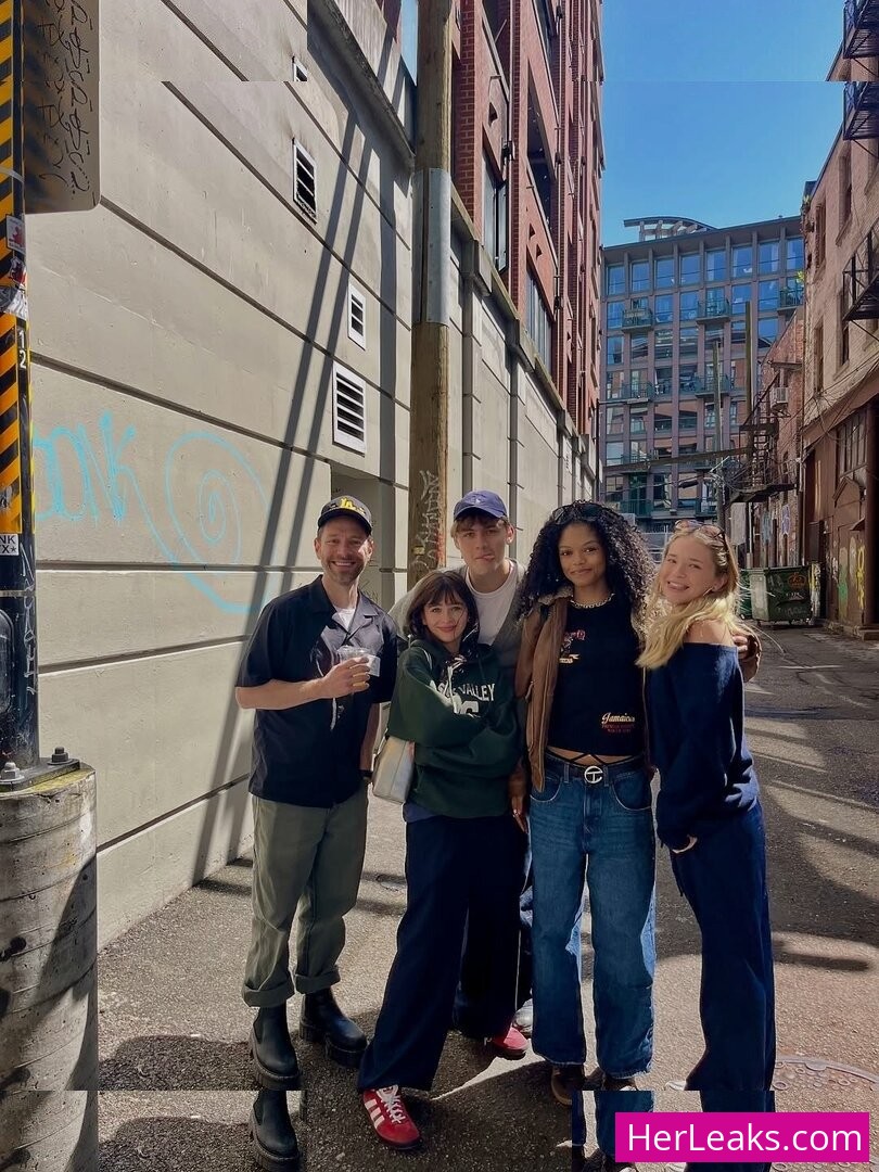 Malina Weissman - Image 130