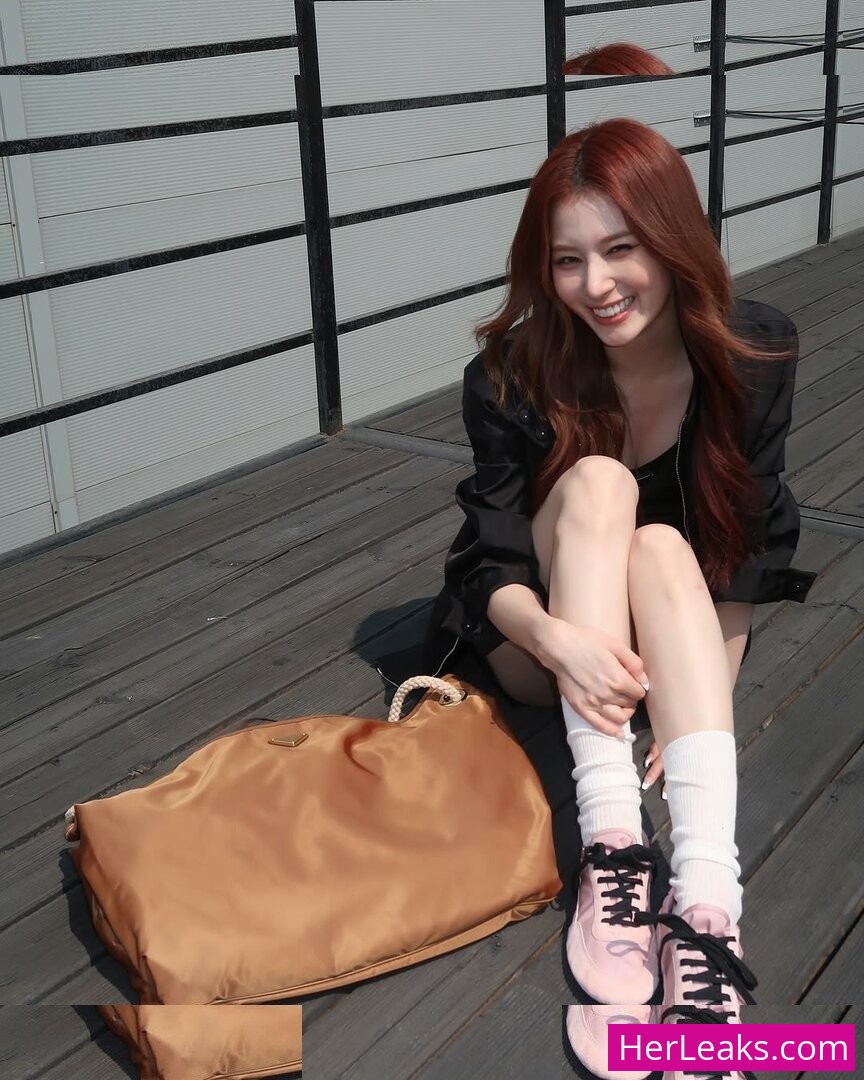 Minatozaki Sana - Image 301