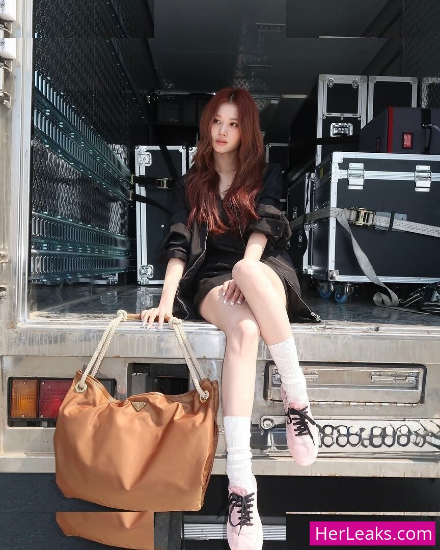 Minatozaki Sana - Image 299