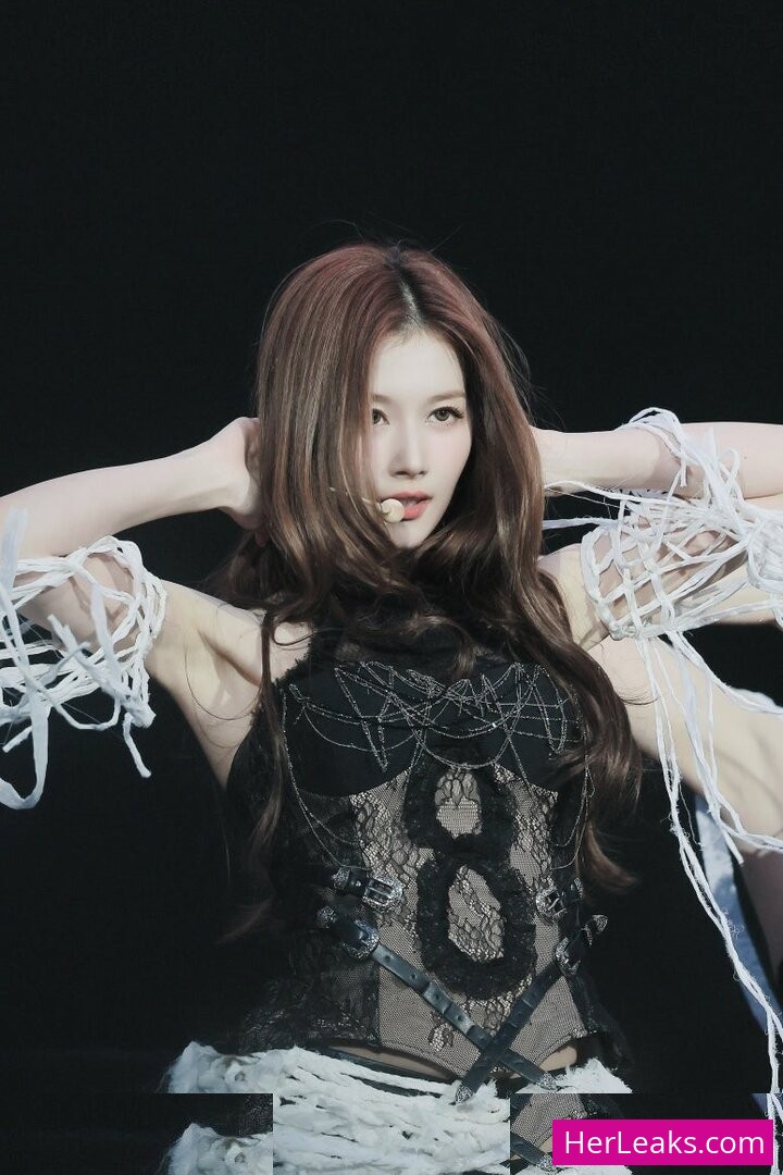 Minatozaki Sana - Image 285