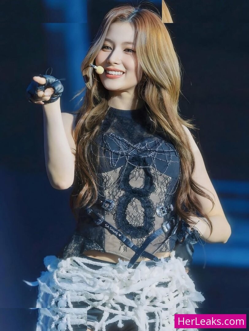 Minatozaki Sana - Image 250
