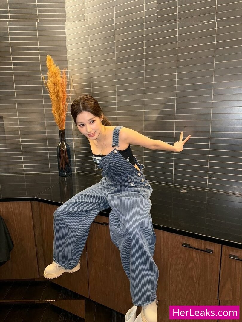 Minatozaki Sana - Image 97