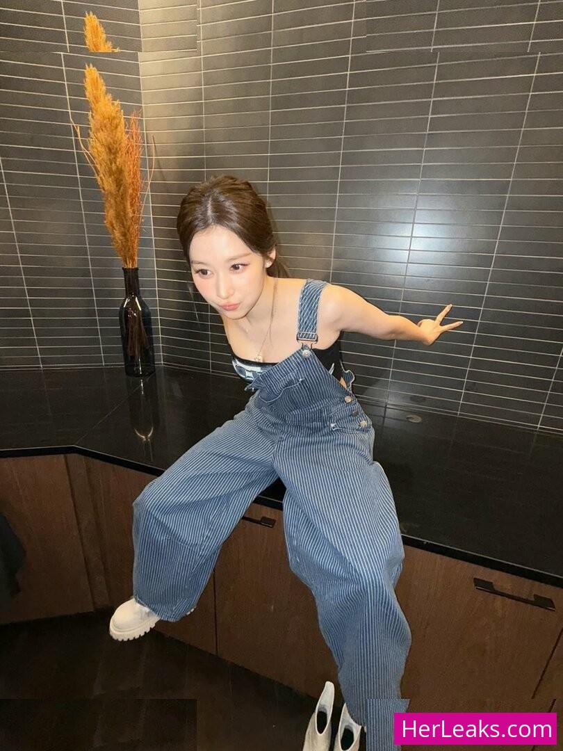 Minatozaki Sana - Image 96
