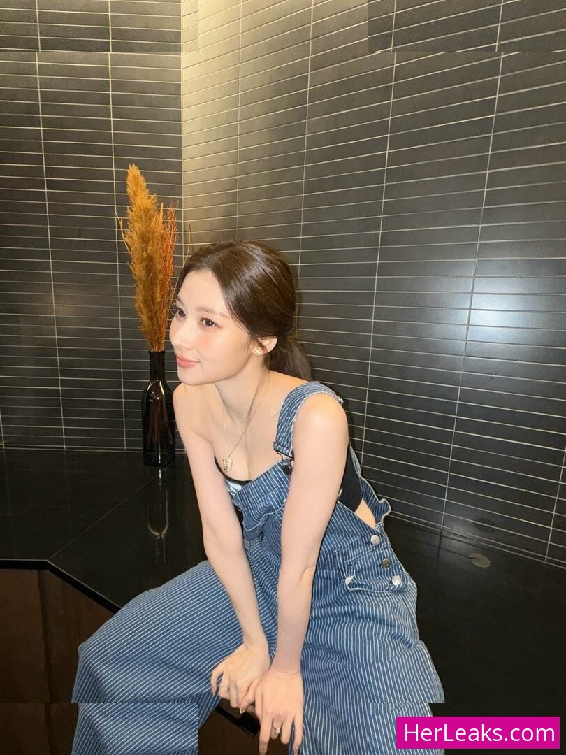 Minatozaki Sana - Image 92
