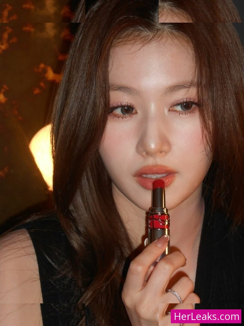 Minatozaki Sana - Image 27