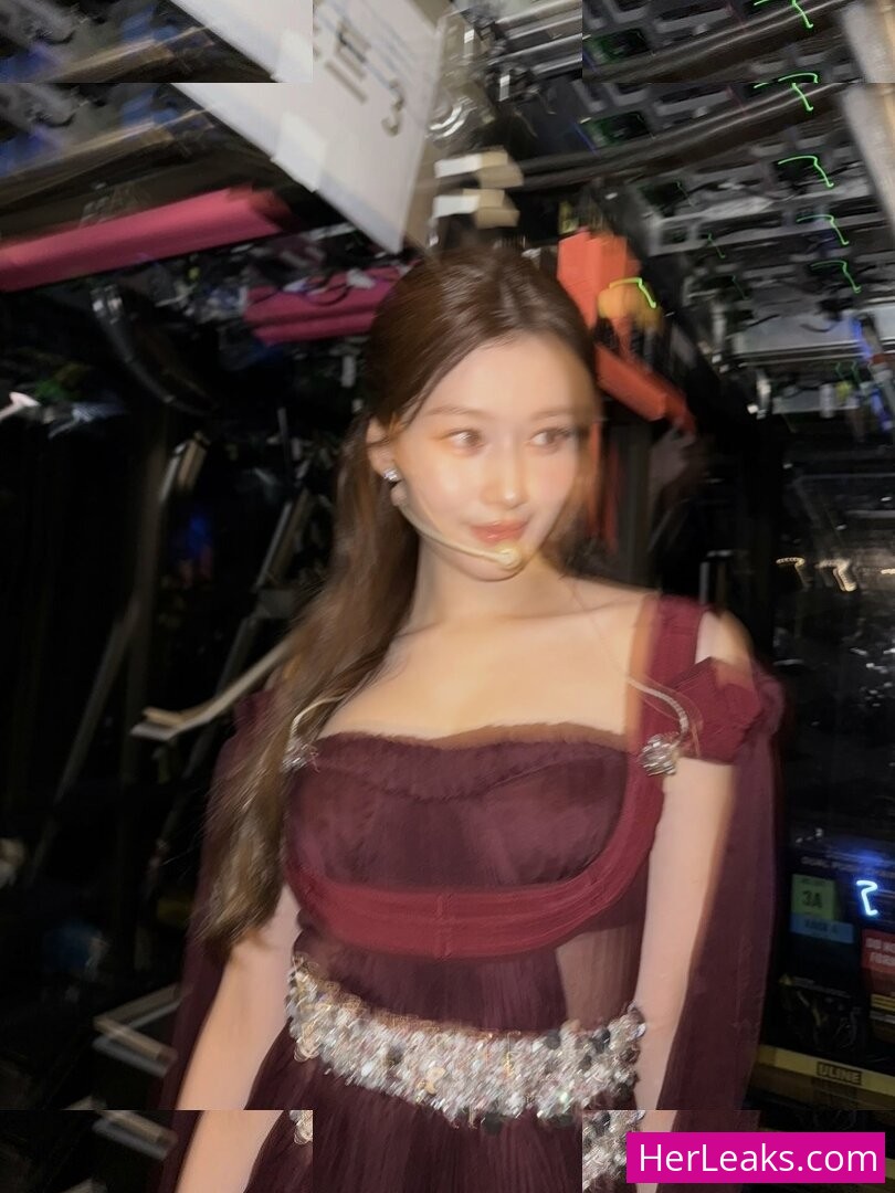 Minatozaki Sana - Image 12