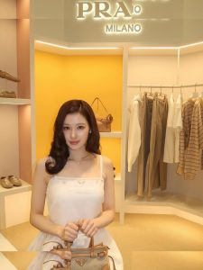 Minatozaki Sana - Image 8