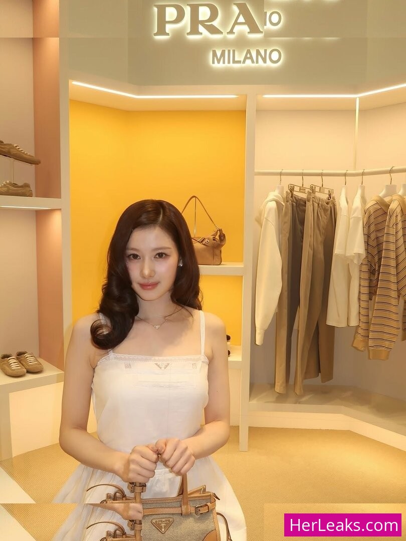 Minatozaki Sana - Image 8