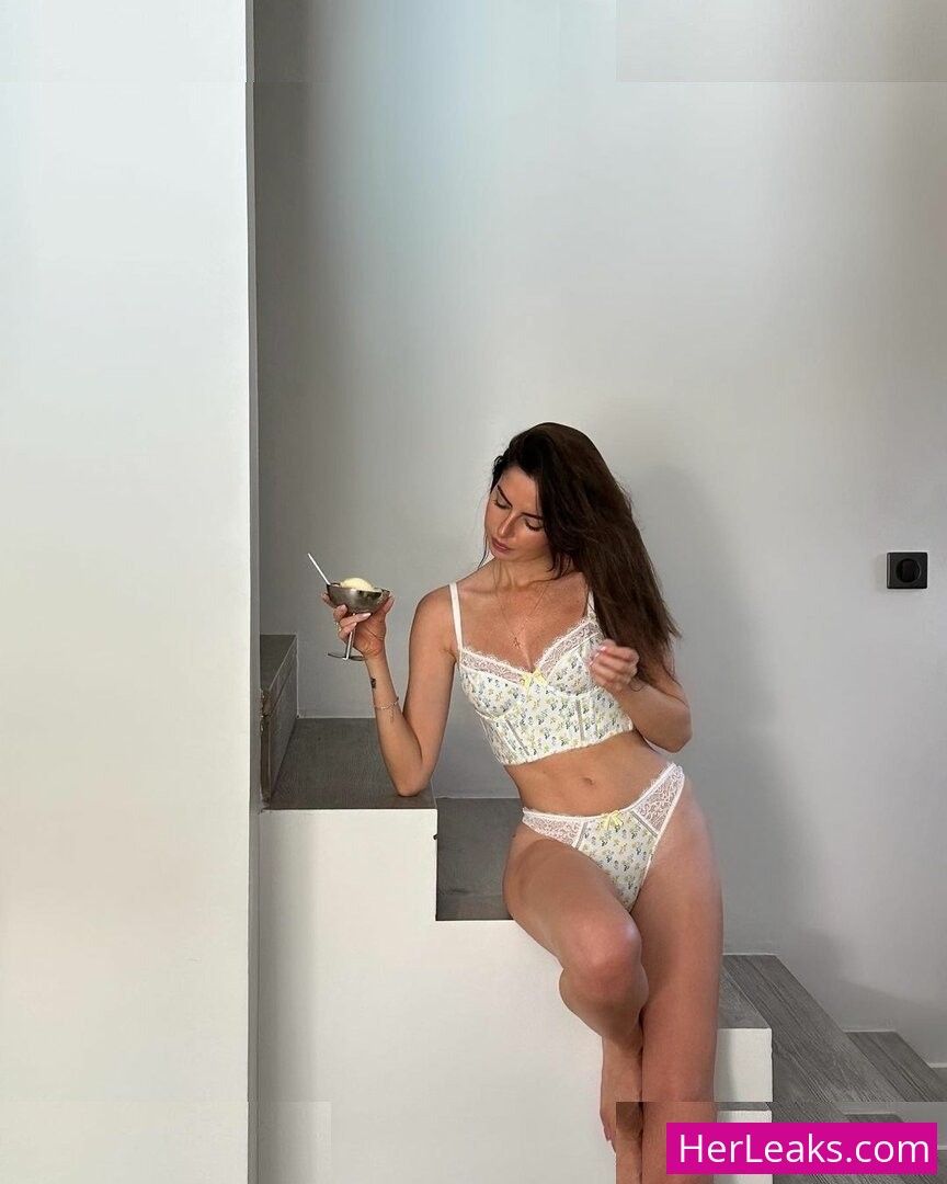 Angelina Texier - Image 34