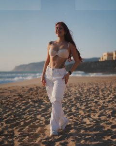 Diana Zambrozuski - Image 100
