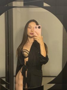 Ellie Leen - Image 163