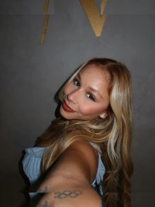 Flávia Saraiva - Image 120