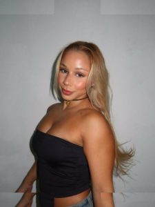 Flávia Saraiva - Image 94