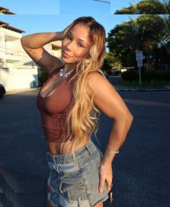 Flávia Saraiva - Image 11