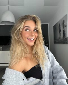 Lara Spengler - Image 177