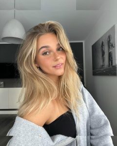 Lara Spengler - Image 173