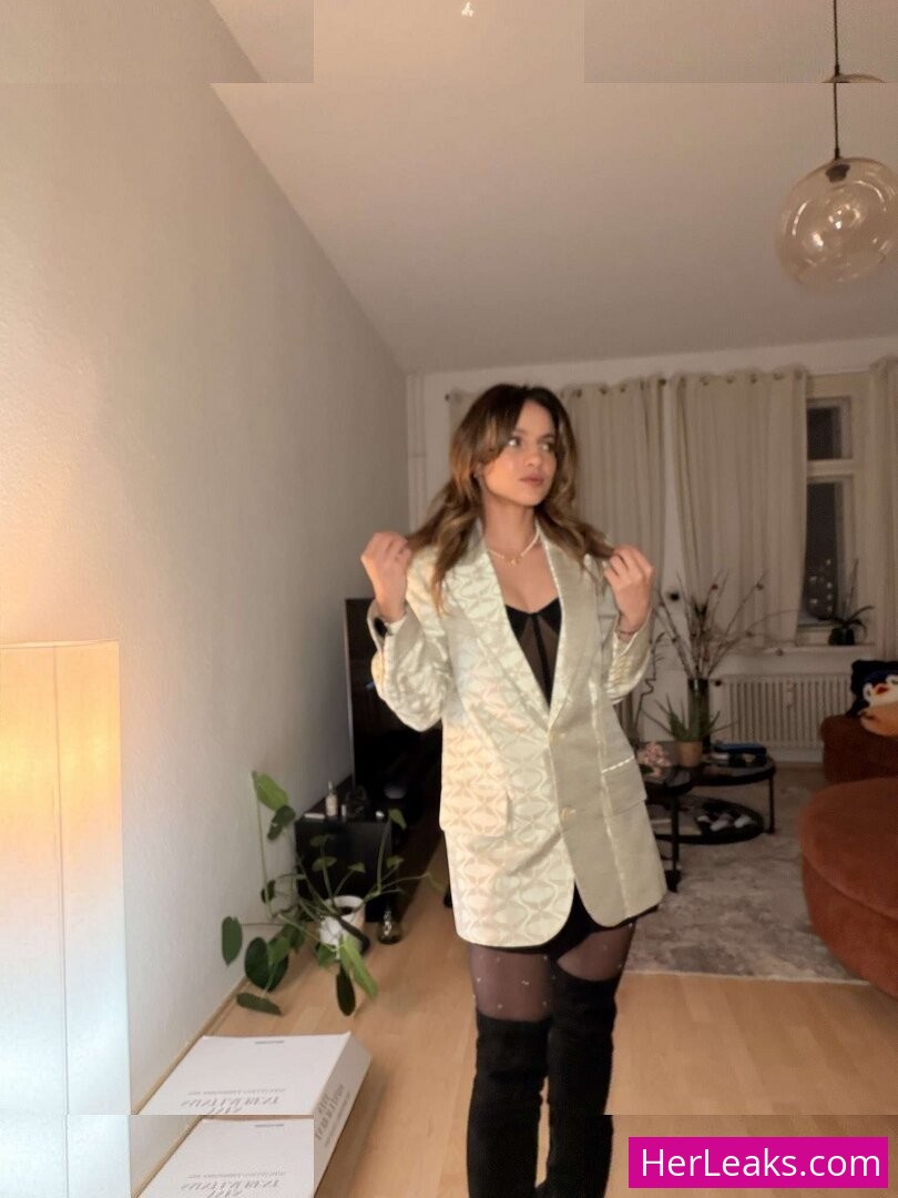 Laure Valée - Image 110