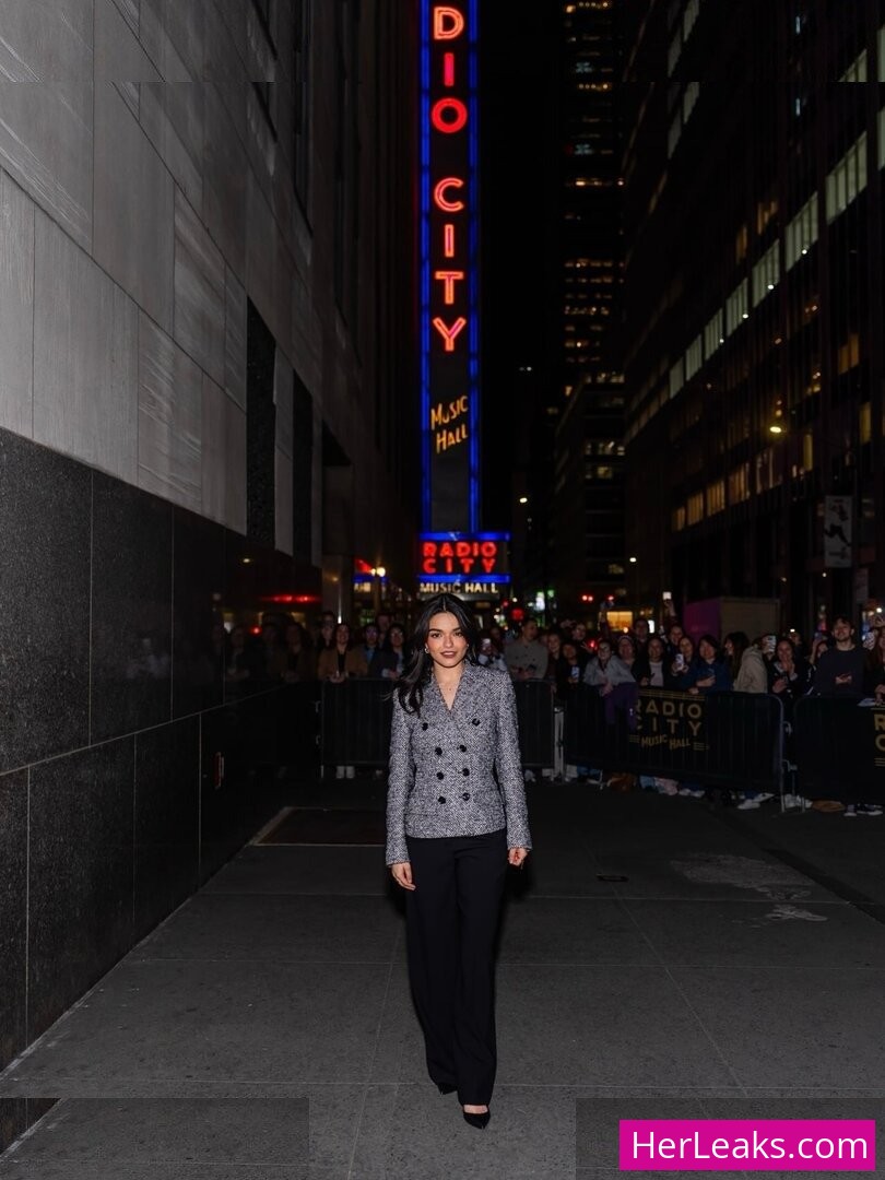 Rachel Zegler - Image 11