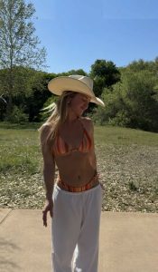 Samantha Riehl - Image 21