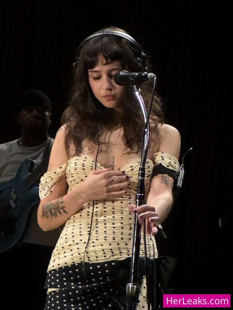 Clairo - Image 123