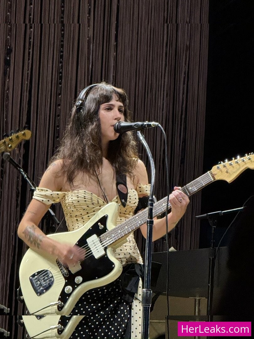 Clairo - Image 122