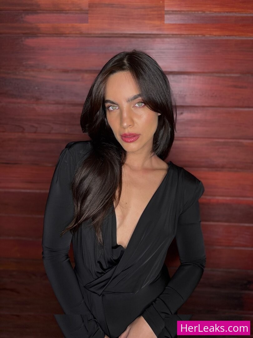 Maria Gabriela De Faria - Image 17